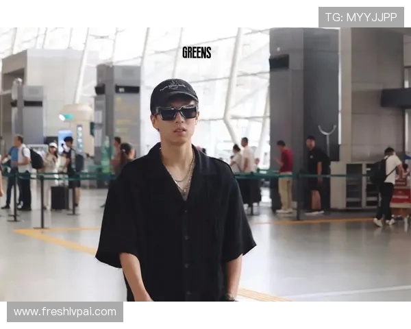 林高远与时尚才女合影引热议 工作室澄清:仅是跨界合作(1)